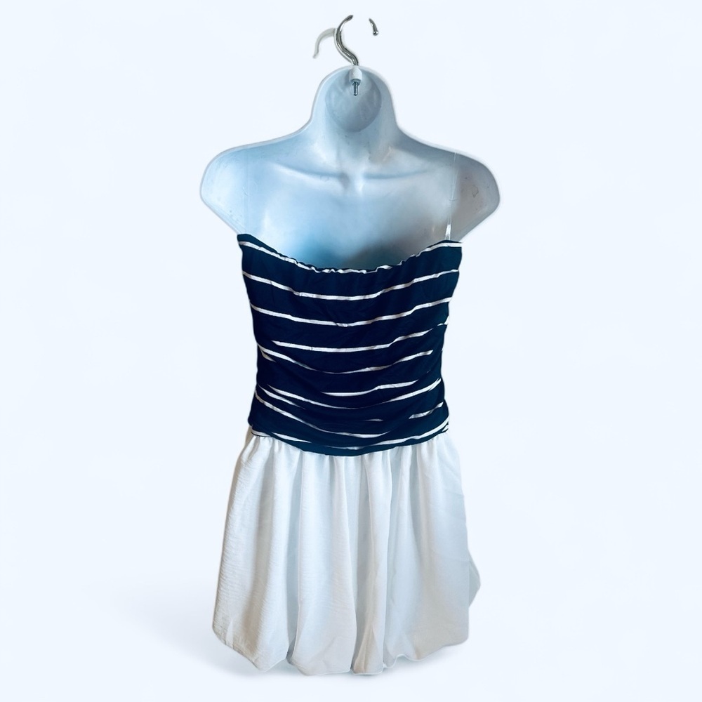 Gilli Romper Size Medium Navy Blue White Striped Pull On Bubble Hem Shorts - Picture 7 of 14